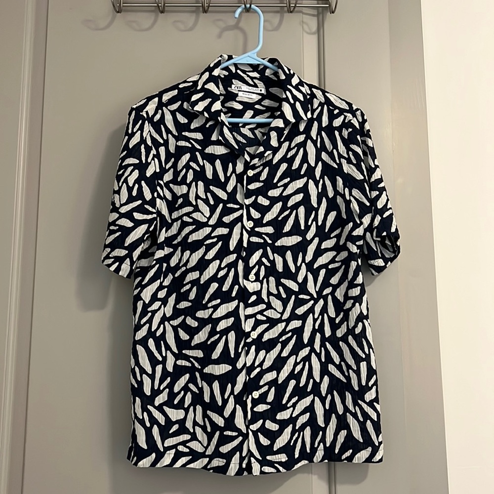 Zara Mens Button Down Small Navy and White Print Casual